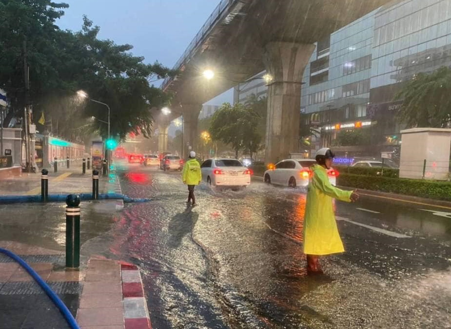 กทม.แจ้งเตือนประชาชน 49 เขต รับมือฝนตกหนักมาก 24 ชม.ข้างหน้า