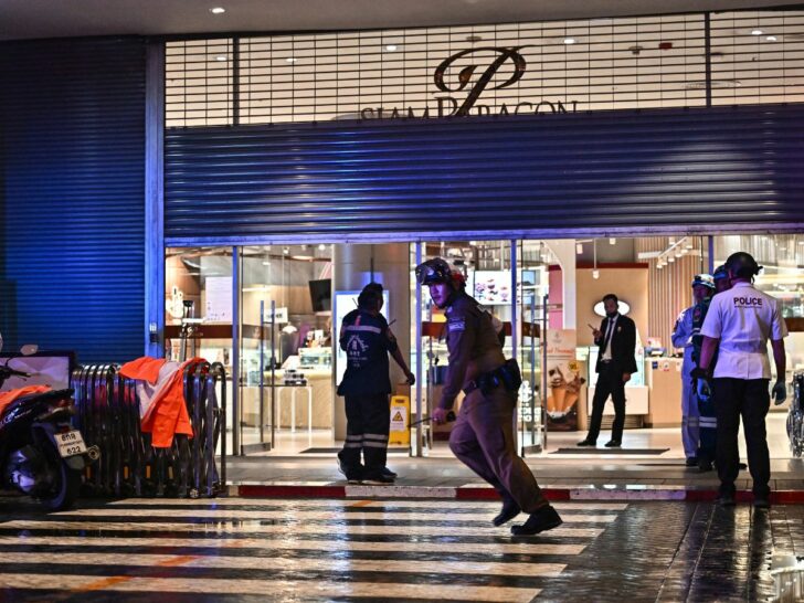 เหตุยิงกลางพารากอน ตำรวจและเจ้าหน้าที่เข้าประจำการ บริเวณหนึ่งในประตูห้างสยามพารากอน
