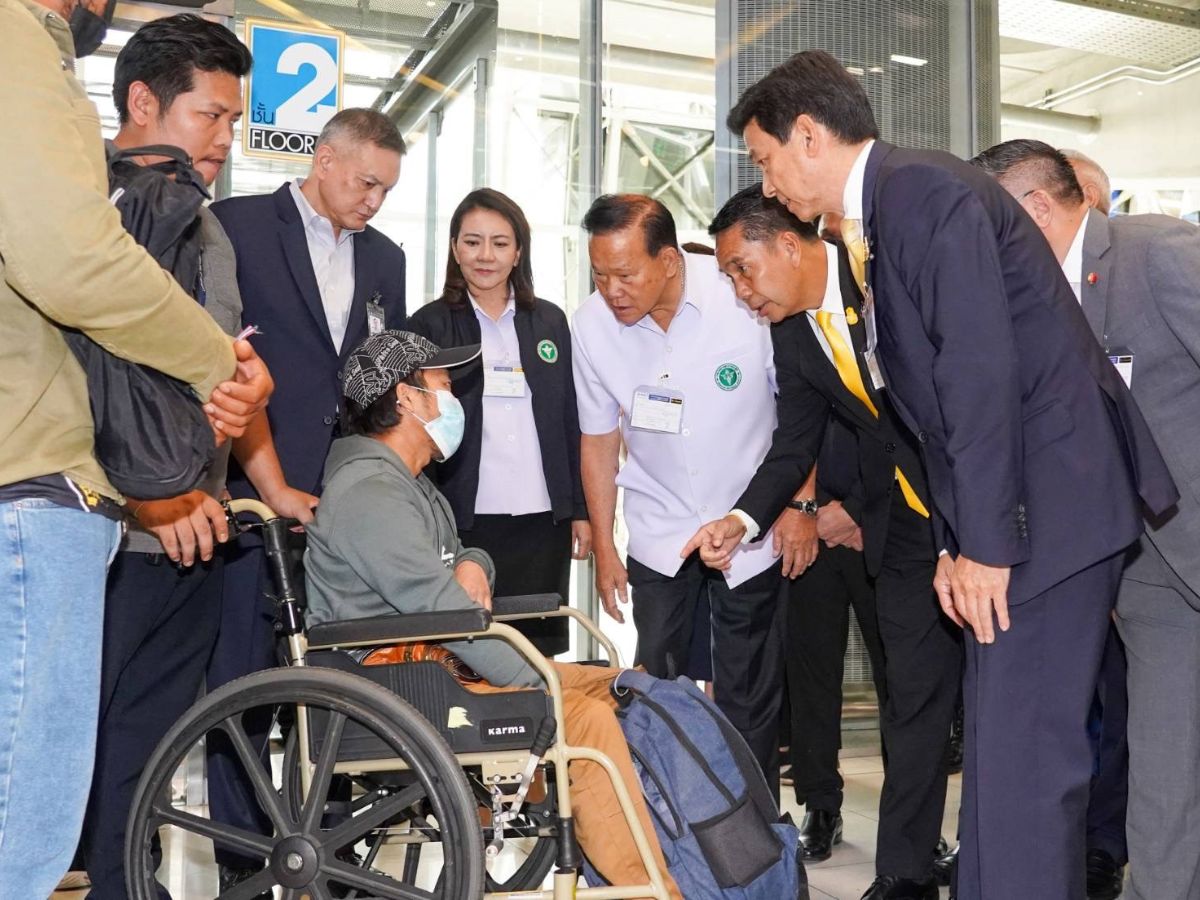 แรงงานไทยในอิสราเอลชุดแรก 15 คน ถึงไทยแล้ว กต.เผยยอดแจ้งขอกลับ 6 พันคน 