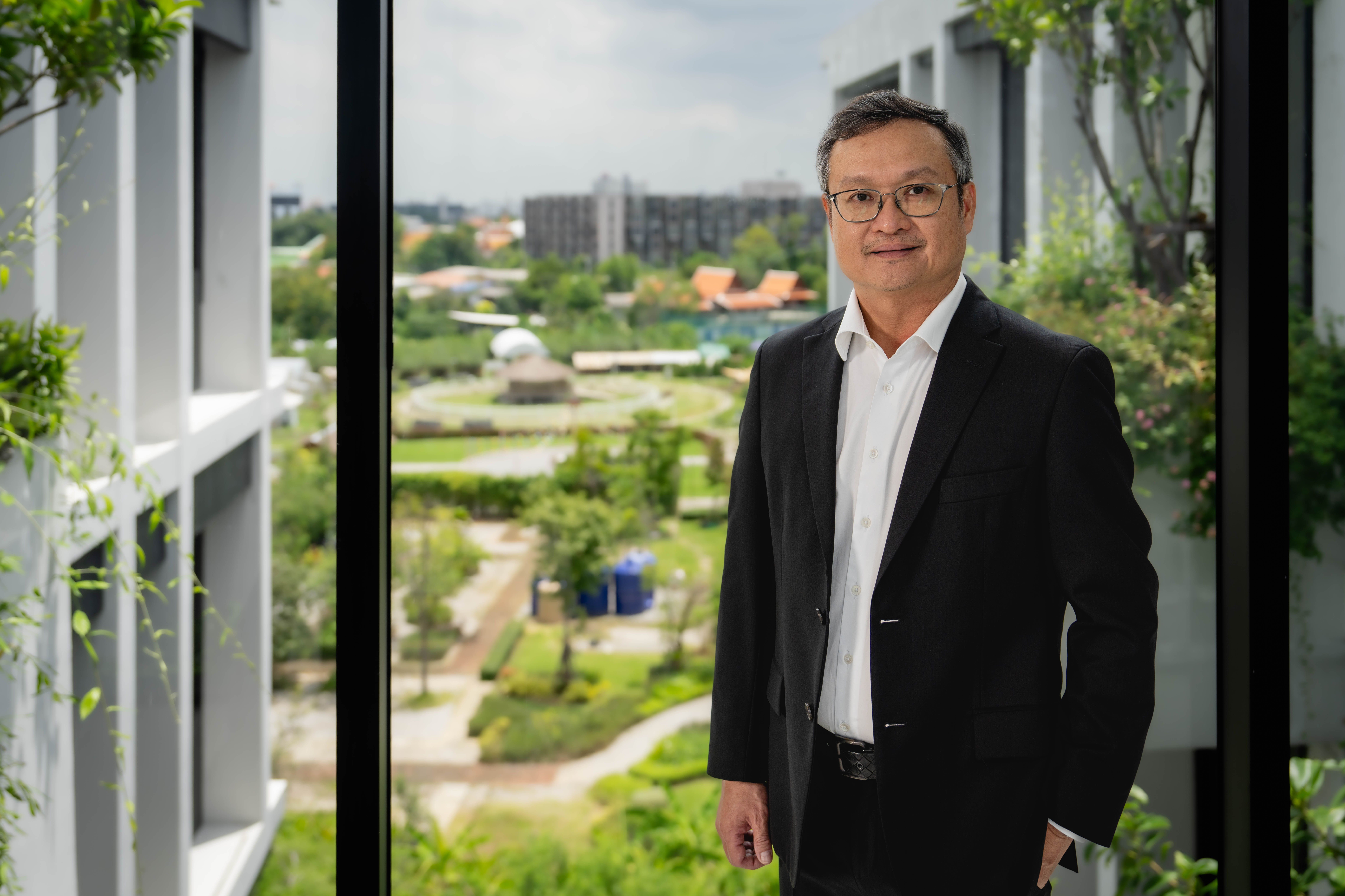 คุณอุทัย อุทัยแสงสุข ประธานผู้บริหารสายง คุณอุทัย อุทัยแสงสุข ประธานผู้บริหารสายง