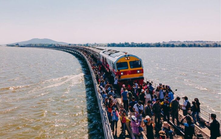 รถไฟลอยน้ำ เขื่อนป่าสักชลสิทธิ์