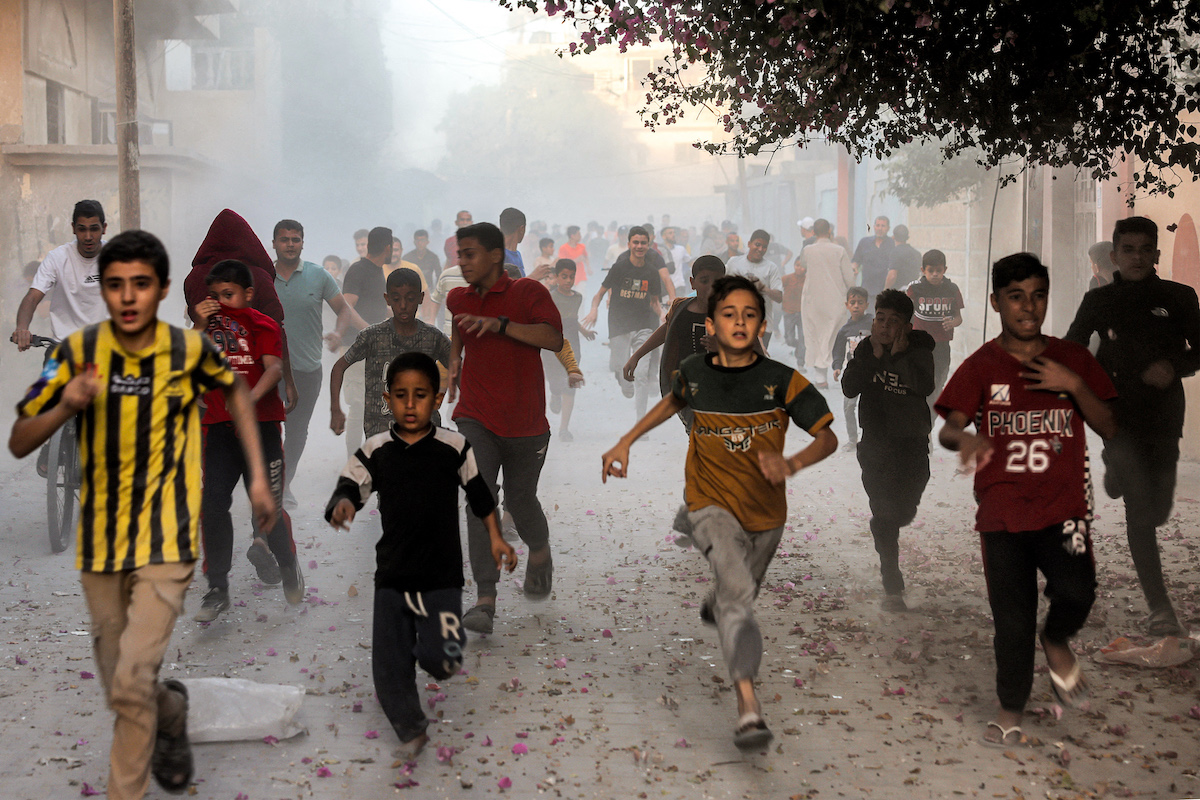 เด็ก ๆ ในเมืองราฟาห์ ตอนใต้ของฉนวนกาซาวิ่งหนีระเบิดจากการโจมตีของอิสราเอล วันที่ 6 พฤศจิกายน 2023 