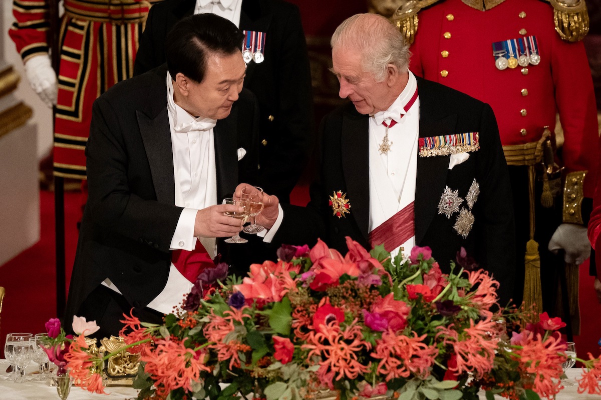 ปธน.ยุน ซอกยอล และคิงชาร์ลส์ ในงานเลี้ยงต้อนรับที่พระราชวังบักกิงแฮม 
