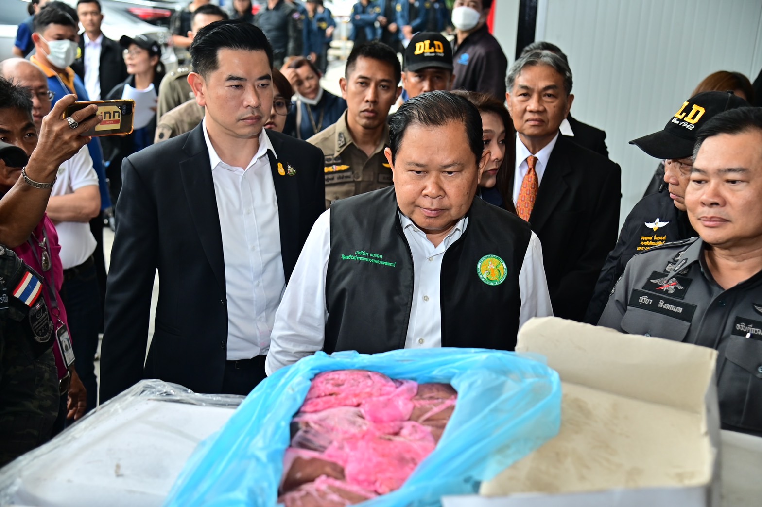 เกษตรผนึก DSI ขยายผลหมูเถื่อน 161 ตู้ บุกห้องเย็นสมุทรสาครพบเครื่องใน 75 ตัน