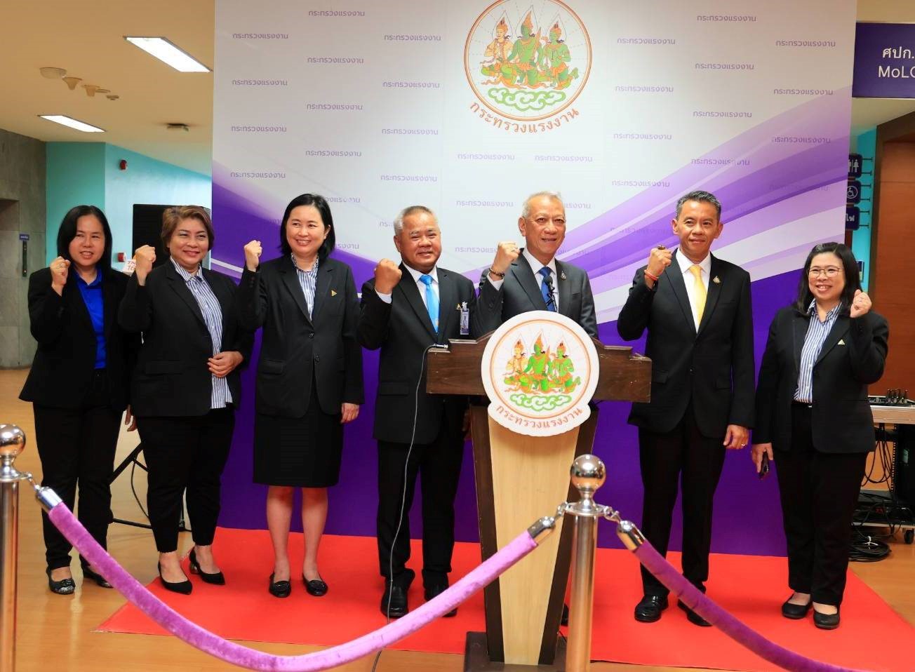 พิพัฒน์ รมว. แรงงาน เปิดขยายเวลาลงทะเบียนใช้สิทธิเลือกตั้งเป็น 24 ชั่วโมง