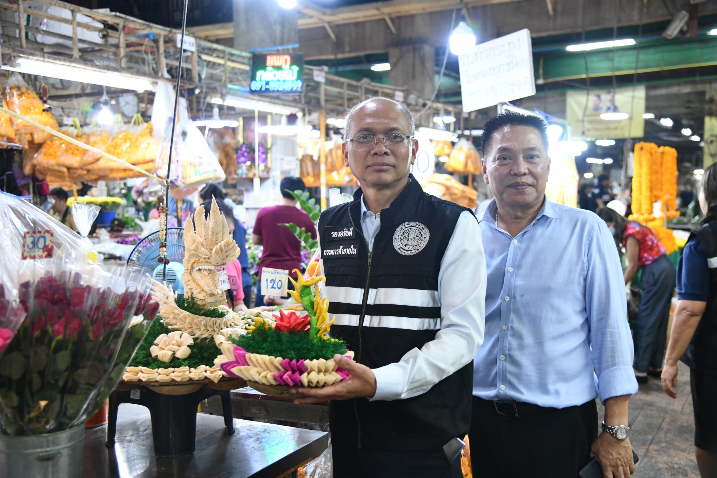 พาณิชย์ ร่วมกับตำรวจ บก.ปคบ. เข้มงวดผู้ค้าในช่วงเทศกาลลอยกระทง