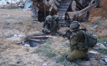 ทหารอิสราเอลกำลังตรวจสอบอุโมงค์ในฉนวนกาซาซึ่งพวกเขาบอกว่าเป็นอุโมงค์ของกลุ่มฮามาส