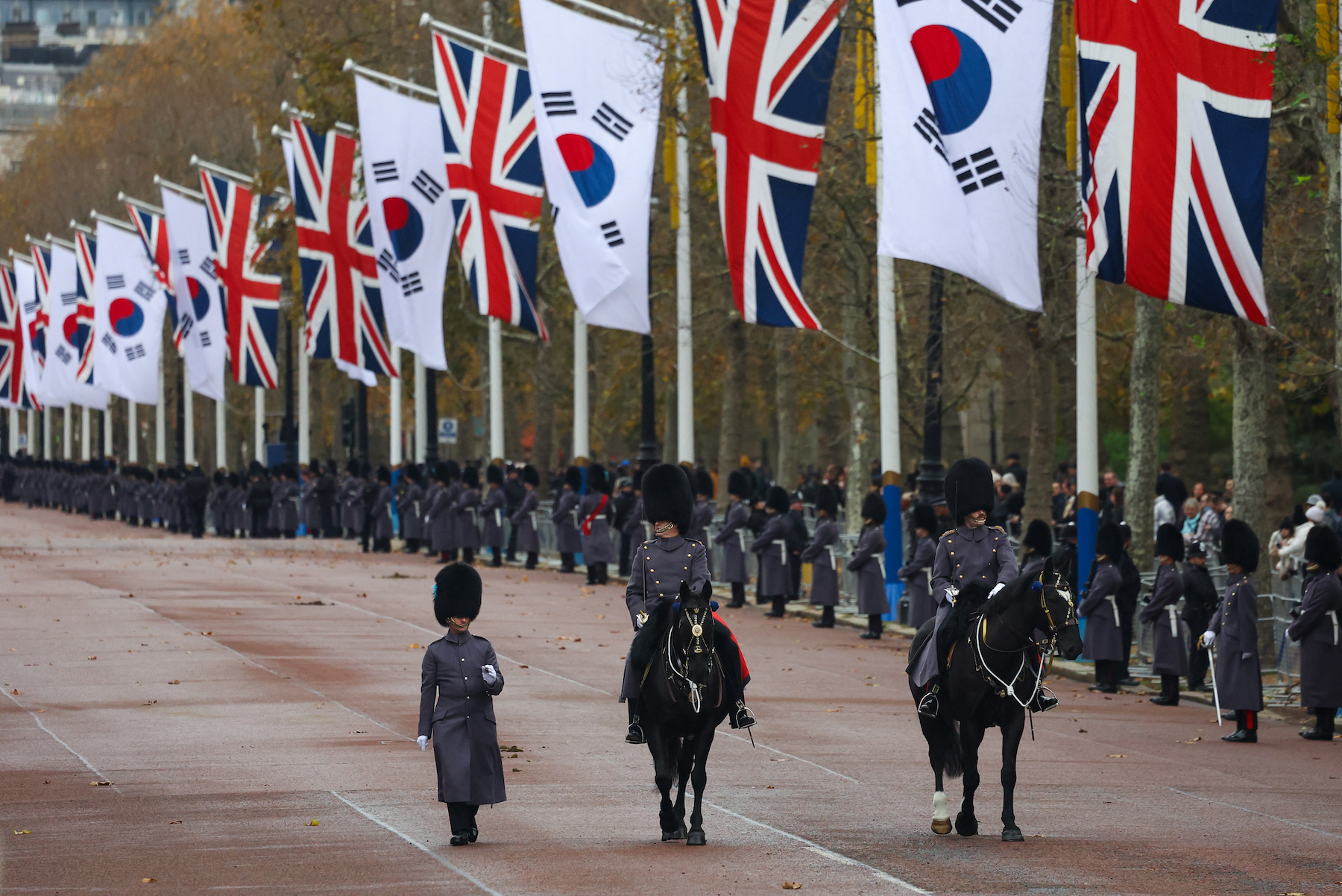 ทหารรักษาพระองค์ตั้งขบวนรักษาความปลอดภัยและต้อนรับยุน ซอกยอล และภริยา ที่ถนนเดอะมอลล์ หน้าพระราชวังบักกิงแฮม 