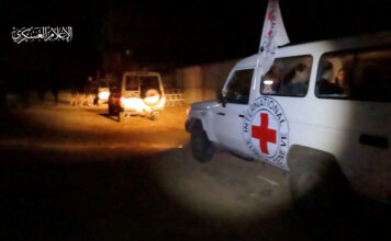 รถของคณะกรรมการกาชาดระหว่างประเทศ (ICRC) รับตัวประกันไปโรงพยาบาล (ภาพจากวิดีโอของสำนักงานสื่อฮามาส เผยแพร่เมื่อวันที่ 26 พฤศจิกายน 2023 จัดหาโดย REUTERS)