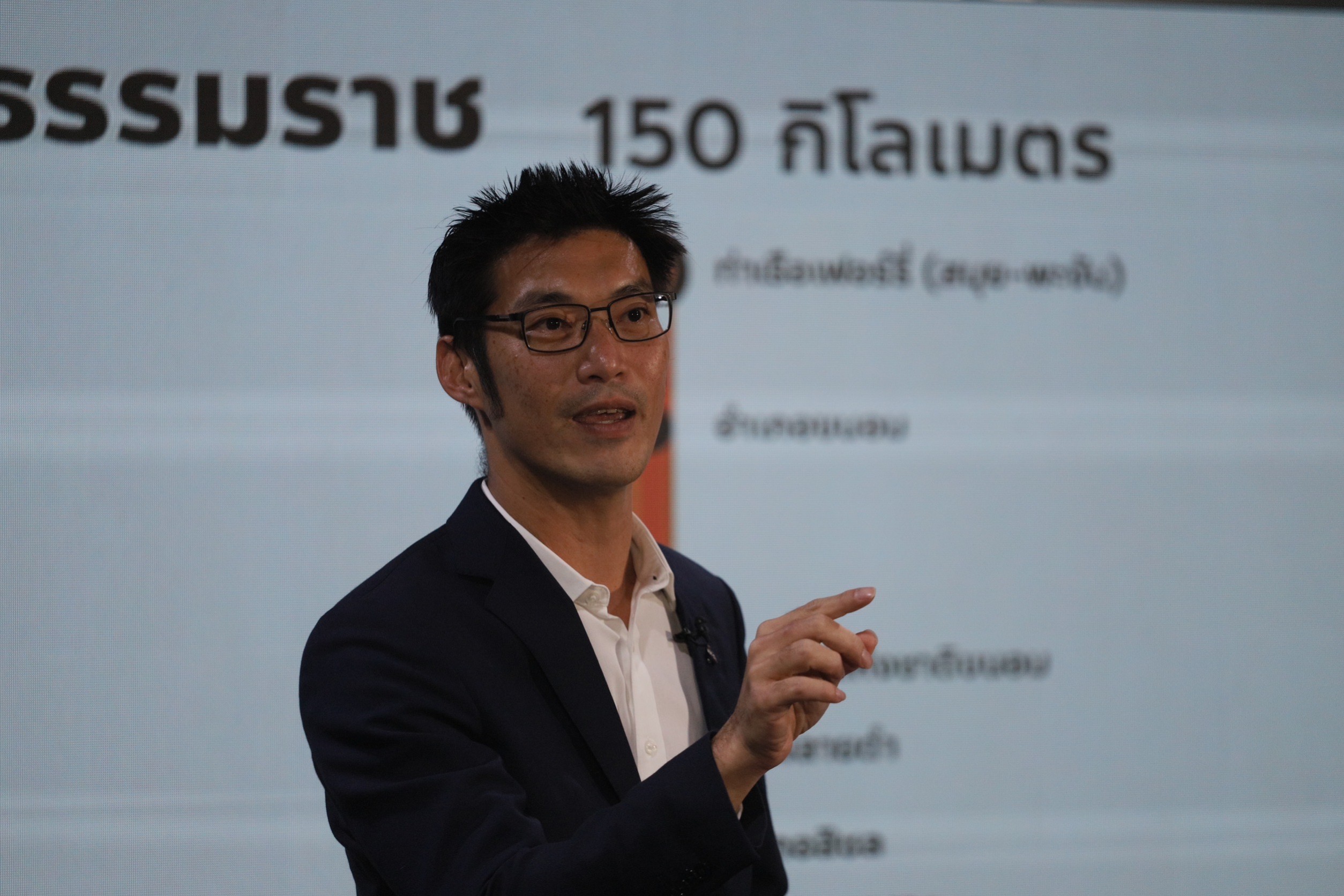 ธนาธร โชว์วิสัยทัศน์ เปลี่ยนประเทศ 5 ด้าน ใช้เงินไม่ถึง 5 แสนล้าน