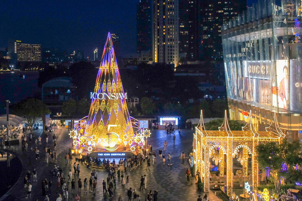 ไอคอนสยาม ประดับไฟต้นคริสต์มาสพลังงานแสงอาทิตย์ สูง 20 เมตรริมแม่น้ำเจ้าพระยา