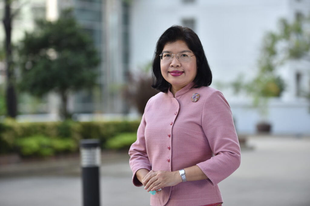 นางอรมน ทรัพย์ทวีธรรม