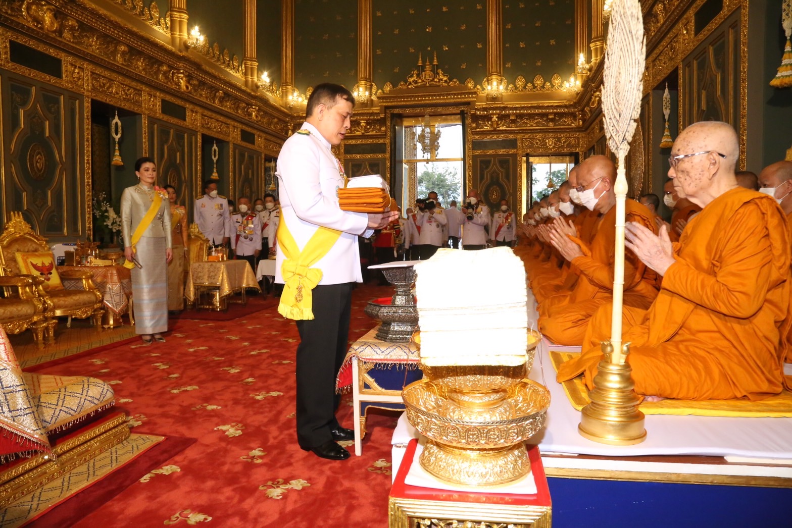 ในหลวง พระราชินี ทรงบำเพ็ญพระราชกุศลถวายผ้าพระกฐิน วัดราชบพิธ-วัดพระเชตุพน