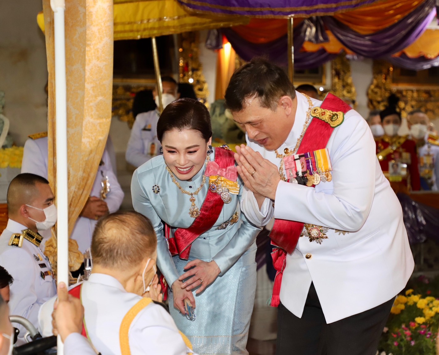 ในหลวง ทรงน้อมพระวรกายพระราชปฏิสันถารกับ ม.จ.ปุสาณ สวัสดิวัตน์ พระอนุวงศ์ผู้ใหญ่