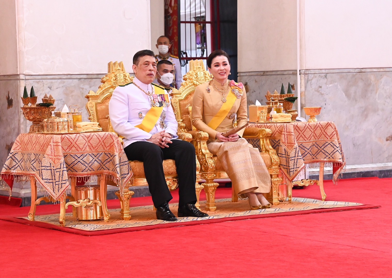 ในหลวง พระราชินี ทรงบำเพ็ญพระราชกุศลถวายผ้าพระกฐิน วัดมหาธาตุ