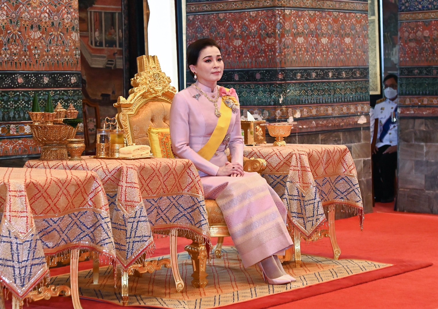 พระราชินี ทรงบำเพ็ญพระราชกุศลถวายผ้าพระกฐิน วัดมกุฏกษัตริยาราม