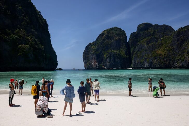 THAILAND-TOURISM นักท่องเที่ยวถ่ายภาพอยู่บนชายหาดหน้าอ่าวมาหยา เกาะพีพีเล