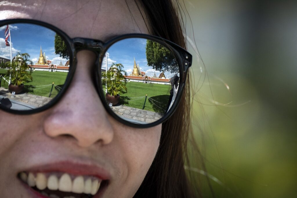 ภาพพระบรมมหาราชวัง สะท้อนบนแว่นตาของนักท่องเที่ยว 