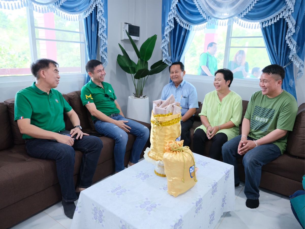ธ.ก.ส. หอบ 60 ล้าน มอบผู้ถูกรางวัลคนแรก สลาก ชุดถุงทอง จังหวัดอุตรดิตถ์