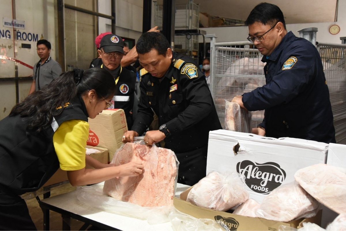 บุกตรวจห้องเย็นสมุทรสาคร ซุกเนื้อ ชิ้นส่วนหมู-ซากไก่ลอตใหญ่ 1.27 แสนกิโลกรัม