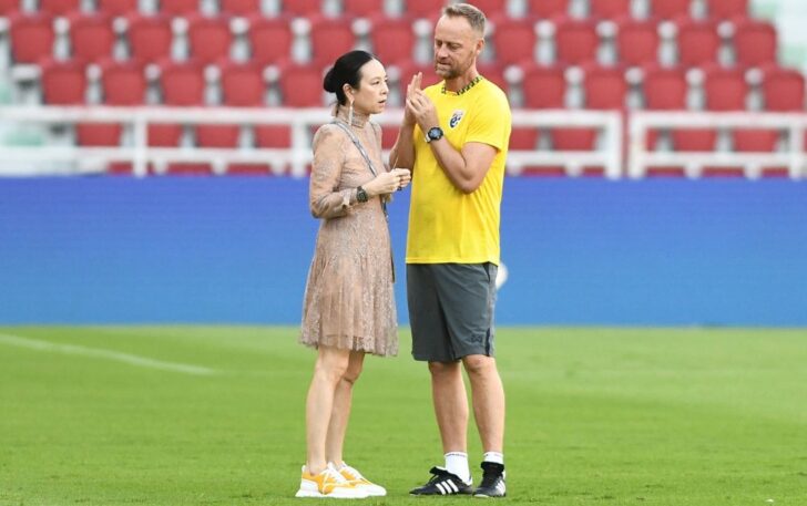 นวลพรรณ ล่ำซำ ผู้จัดการทีมชาติไทย และ มาโน โพลกิ้ง หัวหน้าผู้ฝึกสอนทีมชาติไทย นวลพรรณ ล่ำซำ ผู้จัดการทีมชาติไทย และ มาโน โพลกิ้ง หัวหน้าผู้ฝึกสอนทีมชาติไทย