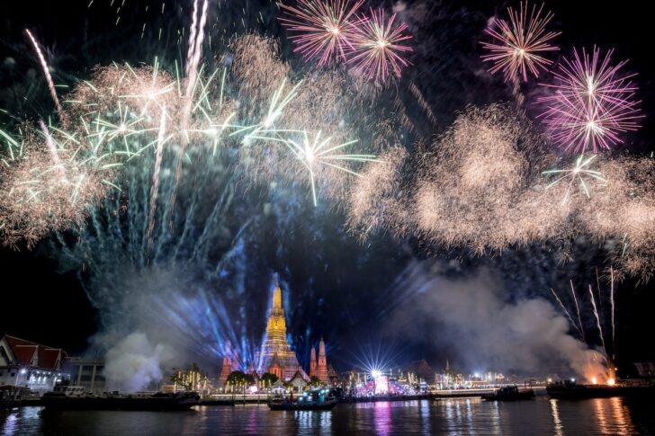 THAILAND-NEW YEAR ท้องฟ้าเหนือแม่น้ำเจ้าพระยาและวัดอรุณฯ สว่างไสวด้วยแสงจากพลุที่จัดขึ้น เนื่องในวันปีใหม่ 2566