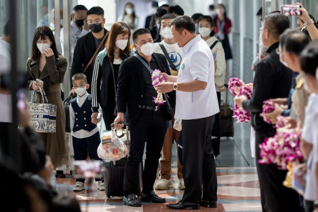 นายอนุทิน ชาญวีรกูล รองนายกรัฐมนตรีและรัฐมนตรีว่าการกระทรวงสาธารณสุขและคณะ มอบพวงมาลัยดอกไม้แก่ผู้โดยสารสายการบินเซี๊ยะเหมินแอร์ หลังเดินลงจากเครื่องบิน