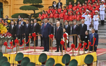 สี จิ้นผิง ประธานาธิบดีจีน และเหงียน ฟู้ จ่อง ผู้นำพรรคคอมมิวนิสต์เวียดนาม ในพิธีต้อนรับ ณ ทำเนียบประธานาธิบดีเวียดนาม กรุงฮานอย ประเทศเวียดนาม วันที่ 12 ธันวาคม 2023