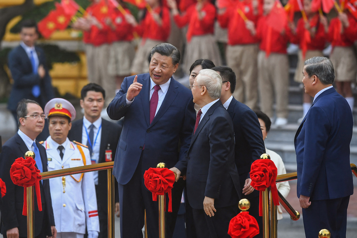 สี จิ้นผิง ประธานาธิบดีจีน และเหงียน ฟู้ จ่อง ผู้นำพรรคคอมมิวนิสต์เวียดนาม ในพิธีต้อนรับ ณ ทำเนียบประธานาธิบดีเวียดนาม กรุงฮานอย ประเทศเวียดนาม วันที่ 12 ธันวาคม 2023 