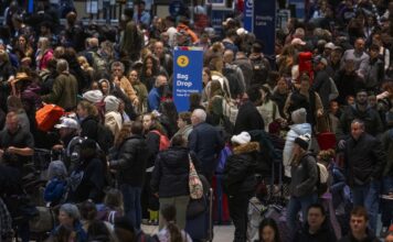 ผู้โดยสารจำนวนมากต่อคิวเพื่อรอโหลดสัมภาระที่สนามบินบัลติมอร์/วอชิงตัน เธอร์กู้ด มาร์แชล สหรัฐอเมริกา