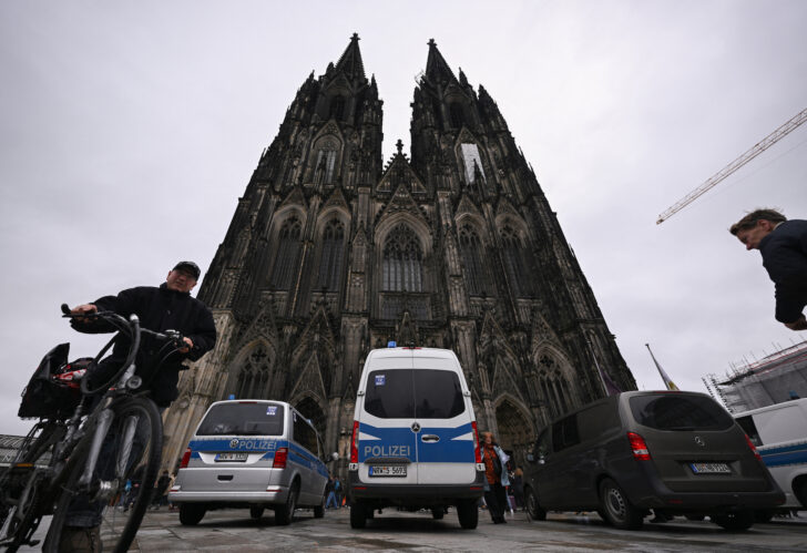 ตำรวจเยอรมันตรวจค้นอาสนาวิหารในเมืองโคโลญจน์ วันที่ 24 ธันวาคม 2023
