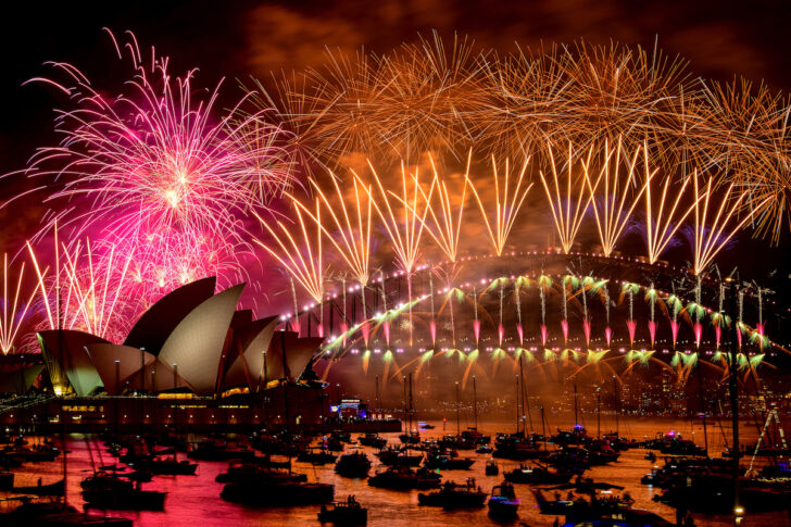 มหานครซิดนีย์ เมืองใหญ่ของประเทศออสเตรเลียจุดพลุเฉลิมฉลองการก้าวเข้าสู่ปี 2024 อย่างยิ่งใหญ่ตระการตาที่บริเวณ “ฮาร์เบอร์ บริดจ์” (Harbour Bridge) และซิดนีย์ โอเปรา เฮาส์ (Sydney Opera House)
