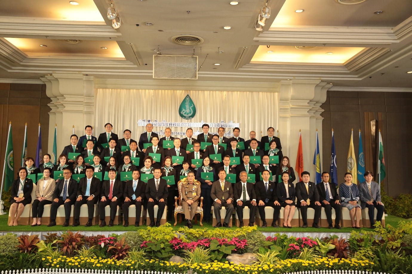“วกส.รุ่น 4“ รับมอบเข็มจาก “องคมนตรี” จบหลักสูตร