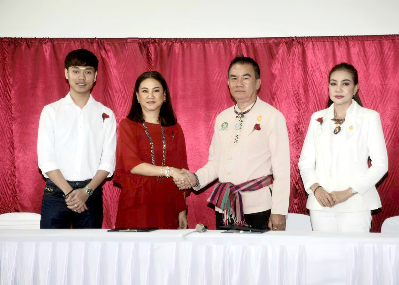 “ฟาร์มสุขใจ” จับมือ “สยาม ซีเลคชั่น” ลงนามพัฒนาเศรษฐกิจฐานราก