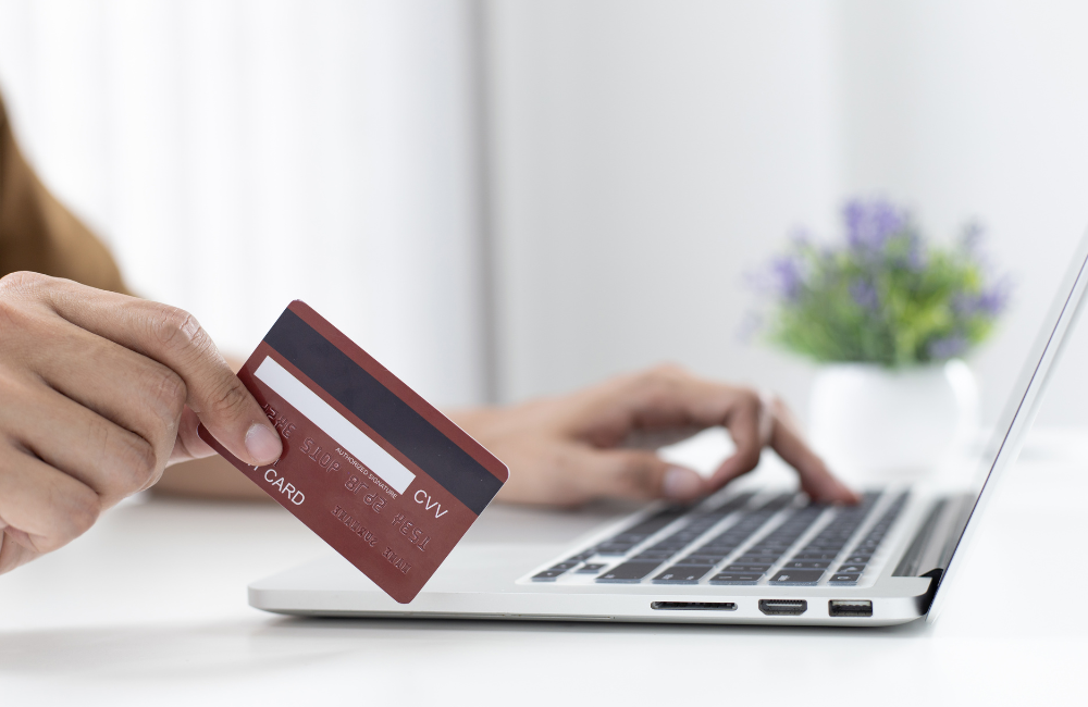 ทำความรู้จักความแตกต่างของบัตรกดเงินสด กับสินเชื่อเงินสด