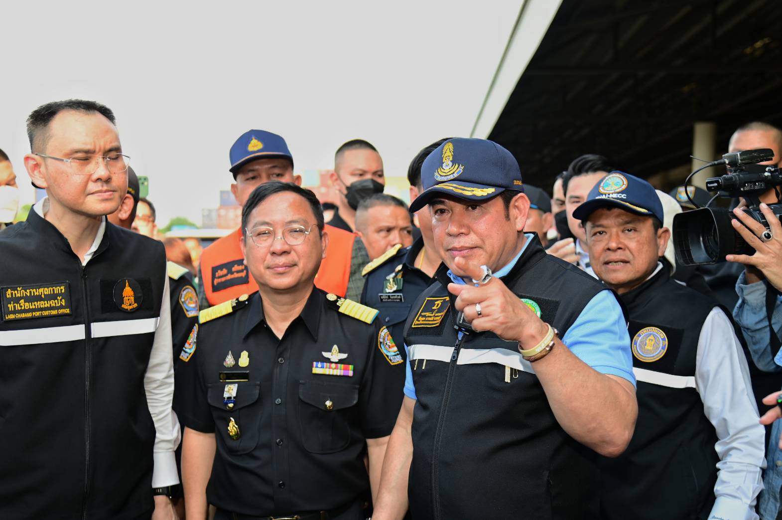 'ธรรมนัส' นำทีม พญานาคราชตรวจด่านท่าเรือแหลมฉบัง สกัด 'หมูเถื่อน'