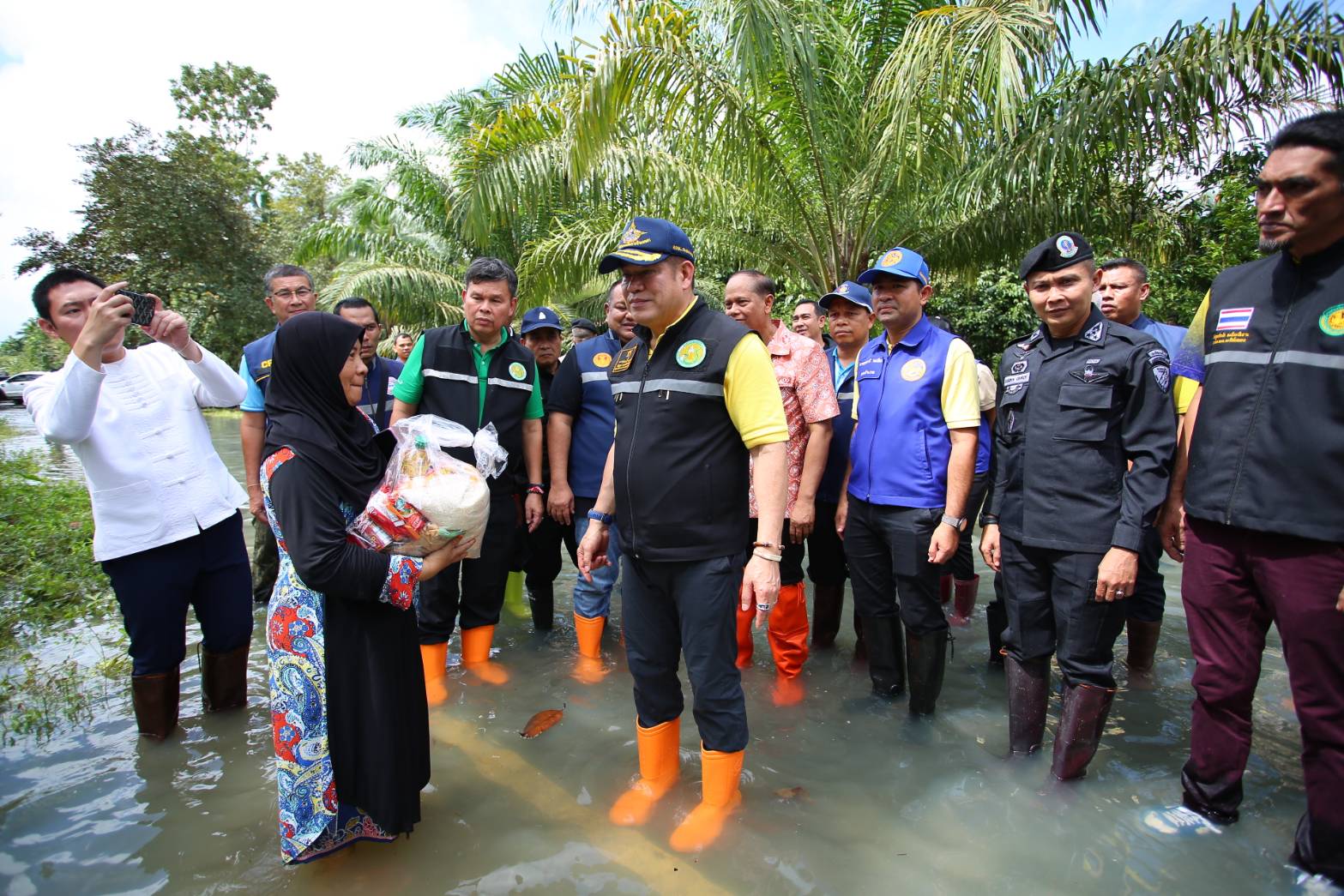 น้ำท่วม 5 จังหวัด เกษตรกรอ่วม 30,000 ราย “ธรรมนัส” สั่งสำรวจเตรียมช่วยเหลือด่วน