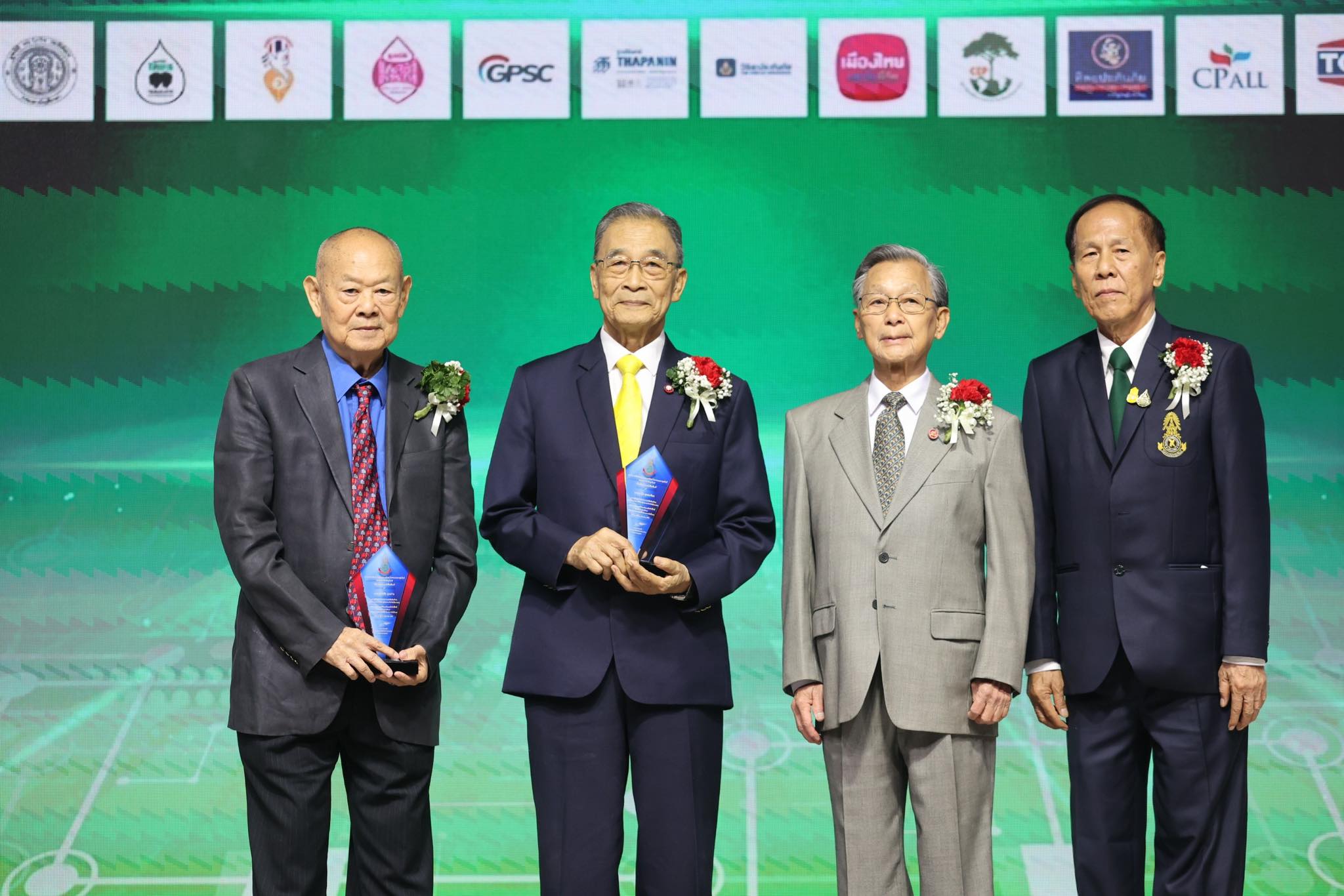 ขรรค์ชัย-มานิจ รับโล่รางวัลเกียรติยศคนหนังสือพิมพ์