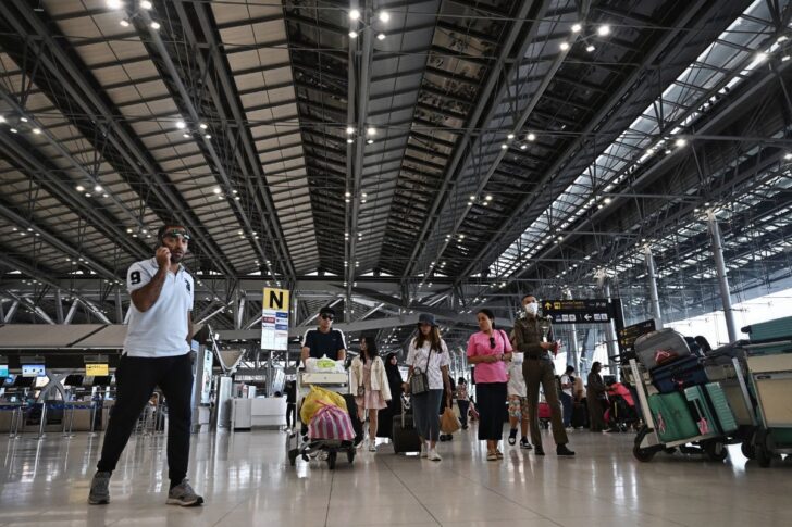 AVIATION-AIRPORT-SUVARNNABHUMI-1 ผู้โดยสารเข็นสัมภาระในโซนผู้โดยสารขาออก ท่าอากาศยานสุวรรณภูมิ