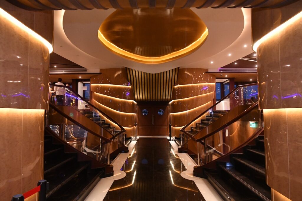 ภายในเรือ The Opulence ได้รับการตกแต่งอย่างหรูหรา ใช้ไฟสีเหลืองทองเป็นเส้นสายโค้งมน