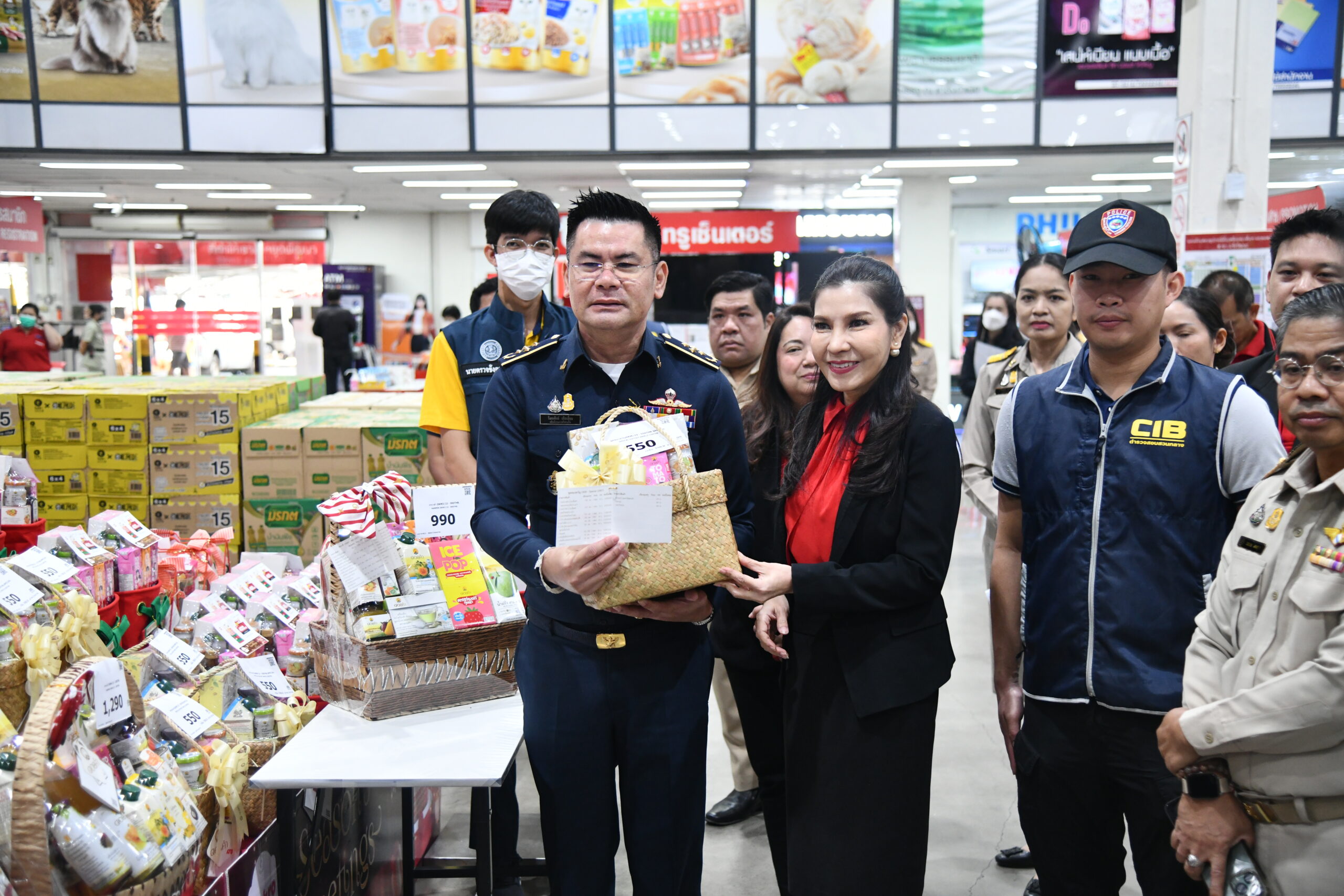 พาณิชย์ระดมตรวจสอบราคาสินค้าก่อนปีใหม่ 2567 ห้างแห่ลดราคาเพียบ