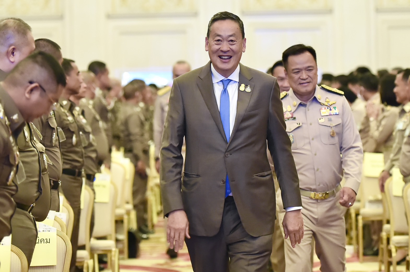 เศรษฐา ทวีสิน