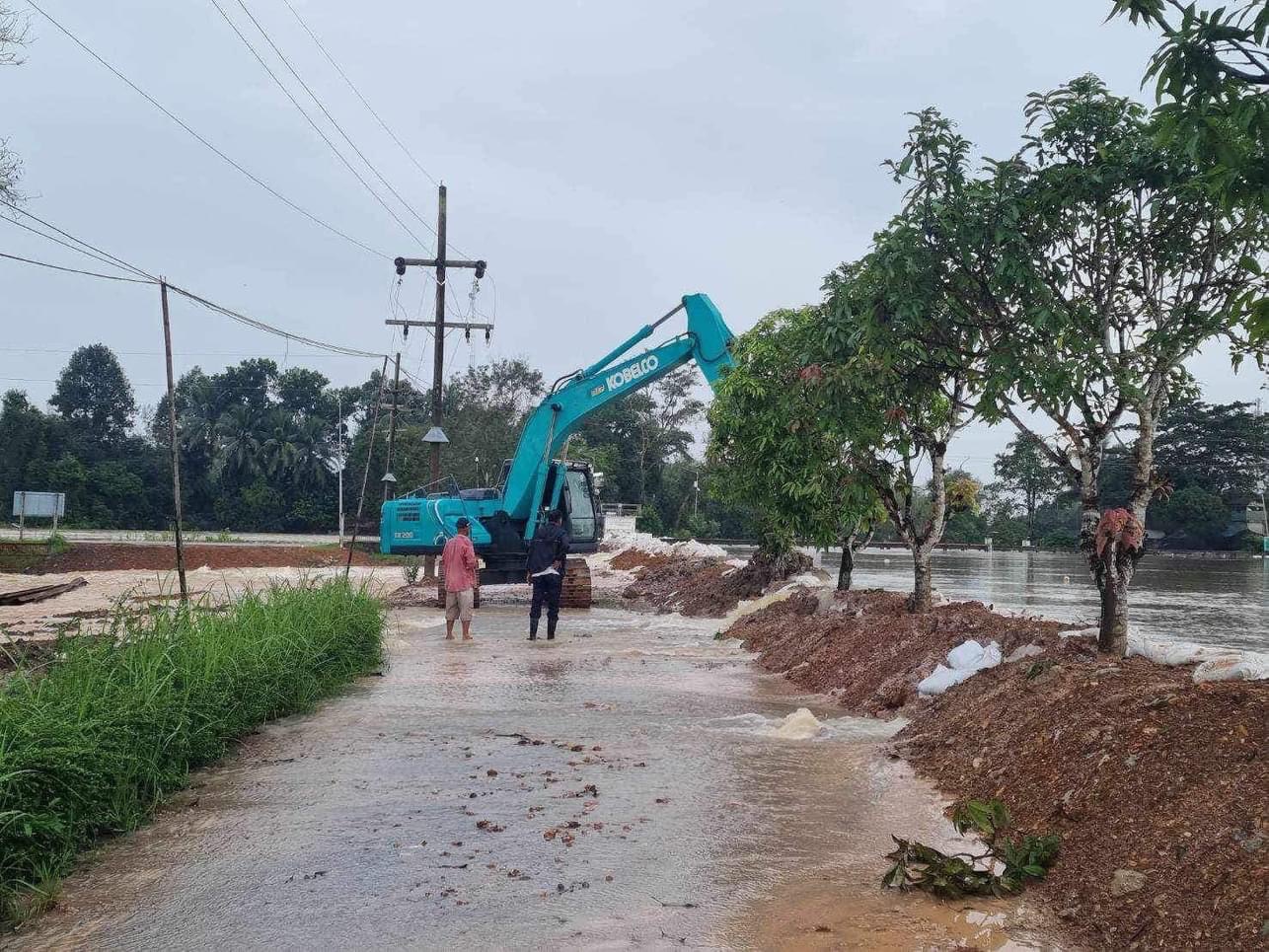 นราธิวาสอ่วม น้ำทะลักหลายจุด ริมคลองโก-ลกเข้าขั้นวิกฤตระบายไม่ทัน