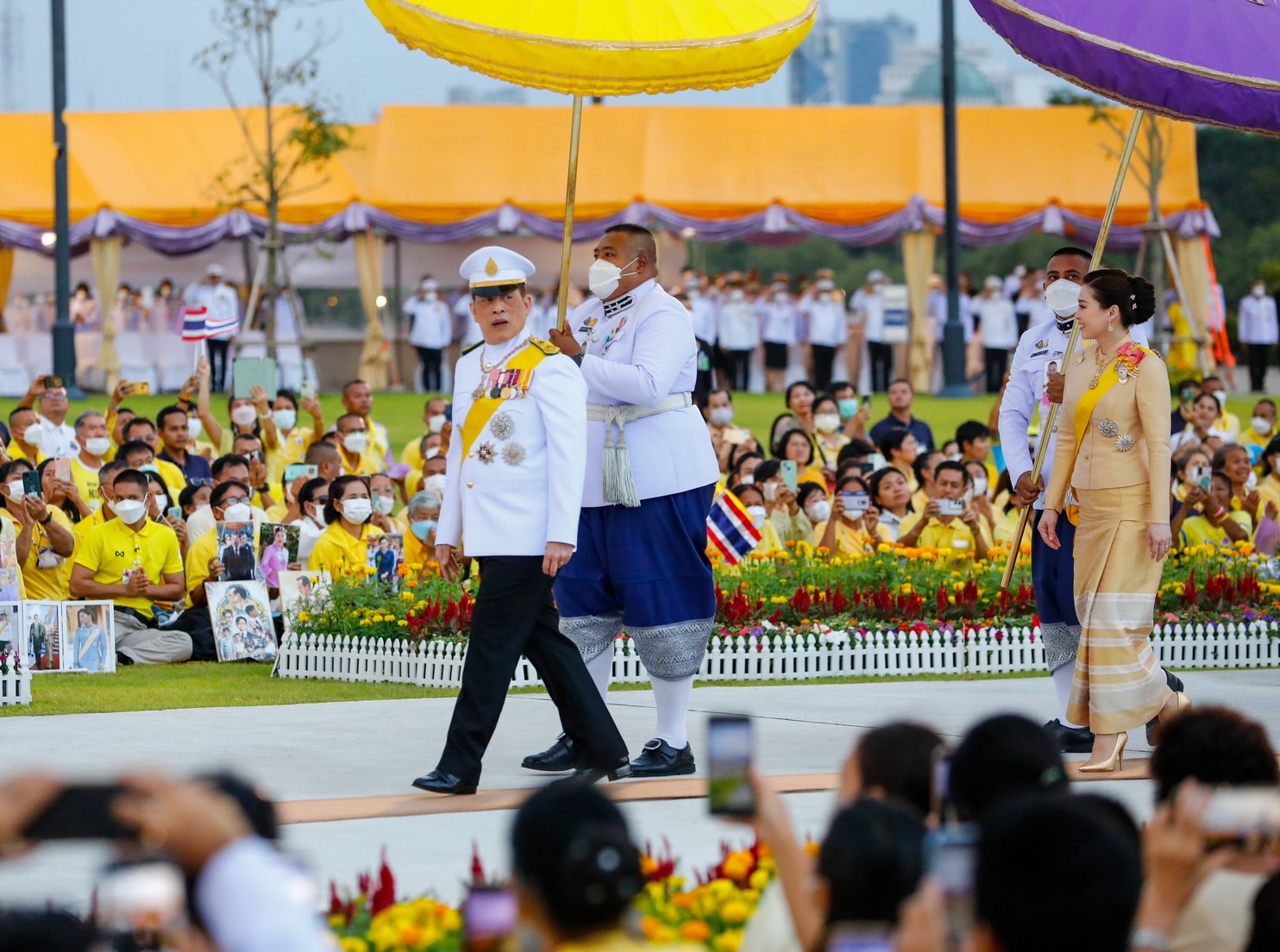ในหลวง พระราชินี ทรงวางพุ่มดอกไม้ถวายราชสักการะพระบรมราชานุสาวรีย์ ร.9