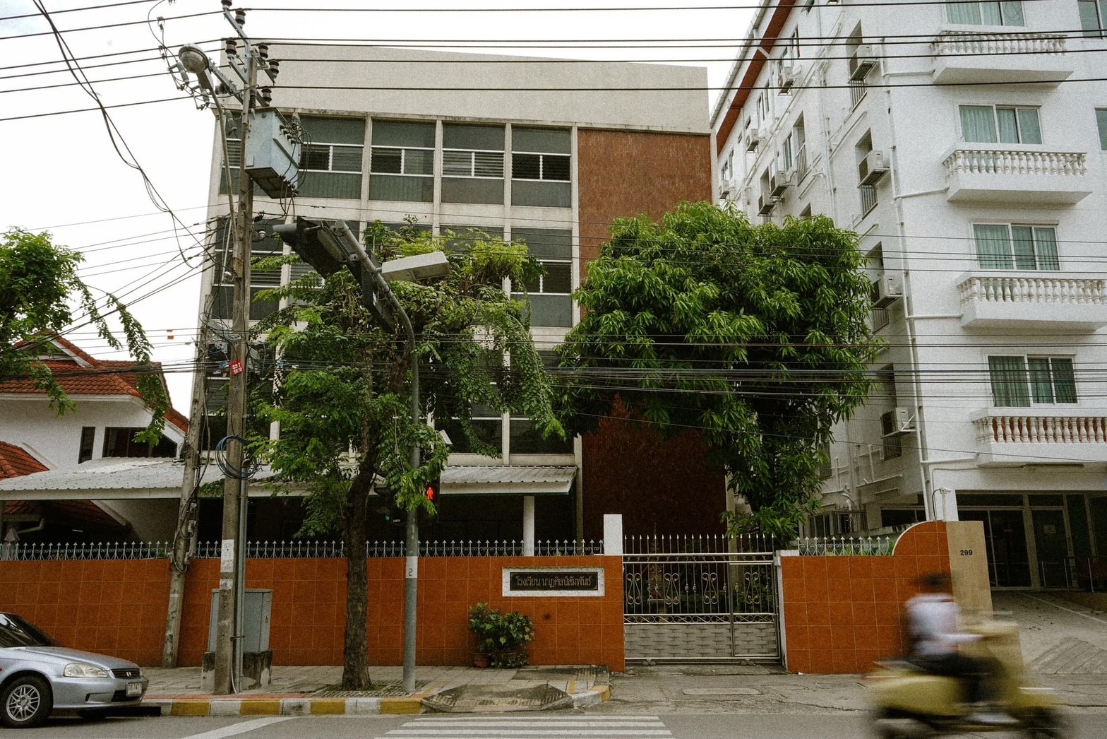 เพจดังประกาศขายที่ดิน พ่วงโรงเรียนเก่าแก่ใจกลางกรุง