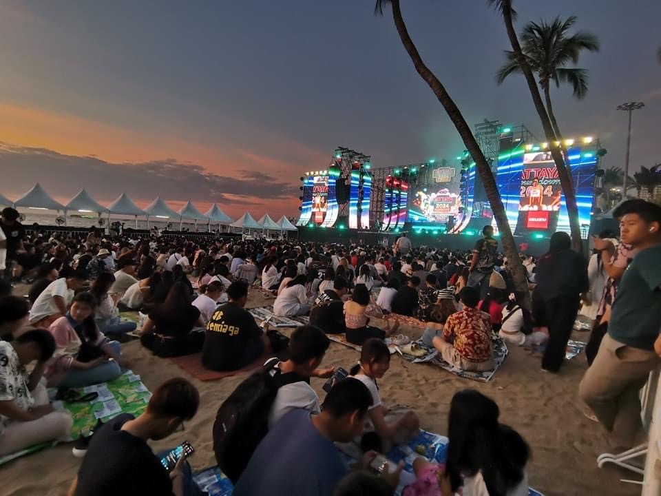 เริ่มแล้ว พัทยาเคาท์ดาวน์วันแรก นักท่องเที่ยวแน่นชายหาด