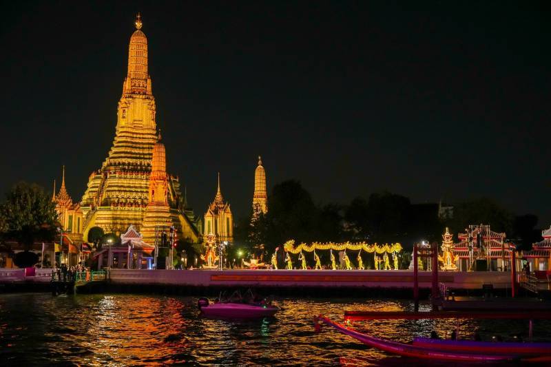 พระปรางค์ วัดอรุณราชวรารามราชวรมหาวิหาร ยามค่ำคืน