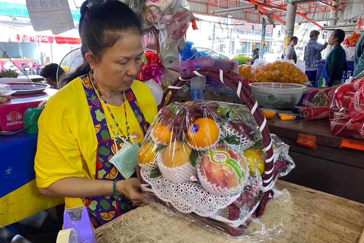 โคราชกระเช้าผลไม้ขายดี คนแห่ซื้อเป็นของขวัญปีใหม่ สั่งจองล่วงหน้าเพียบ