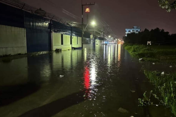 .ใต้ระอุ! ฝนถล่มหนักหลายจังหวัด สมอ.เตือนระวังน้ำท่วมฉับพลัน–คลื่นลมแรง.