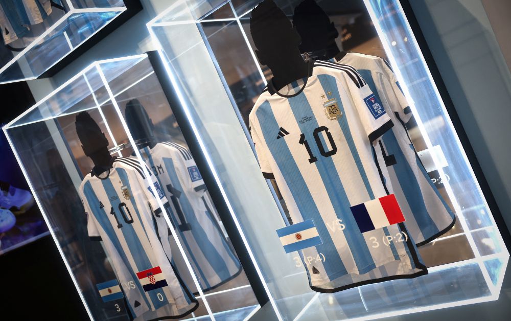 เสื้อแข่ง ลิโอเนล เมสซี 6 ตัว ในฟุตบอลโลก 2022 ถูกประมูลรวมเกือบ 300 ล้านบาท